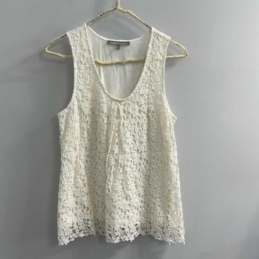 Beautiful‎ lace sleeveless blouse with built in liner